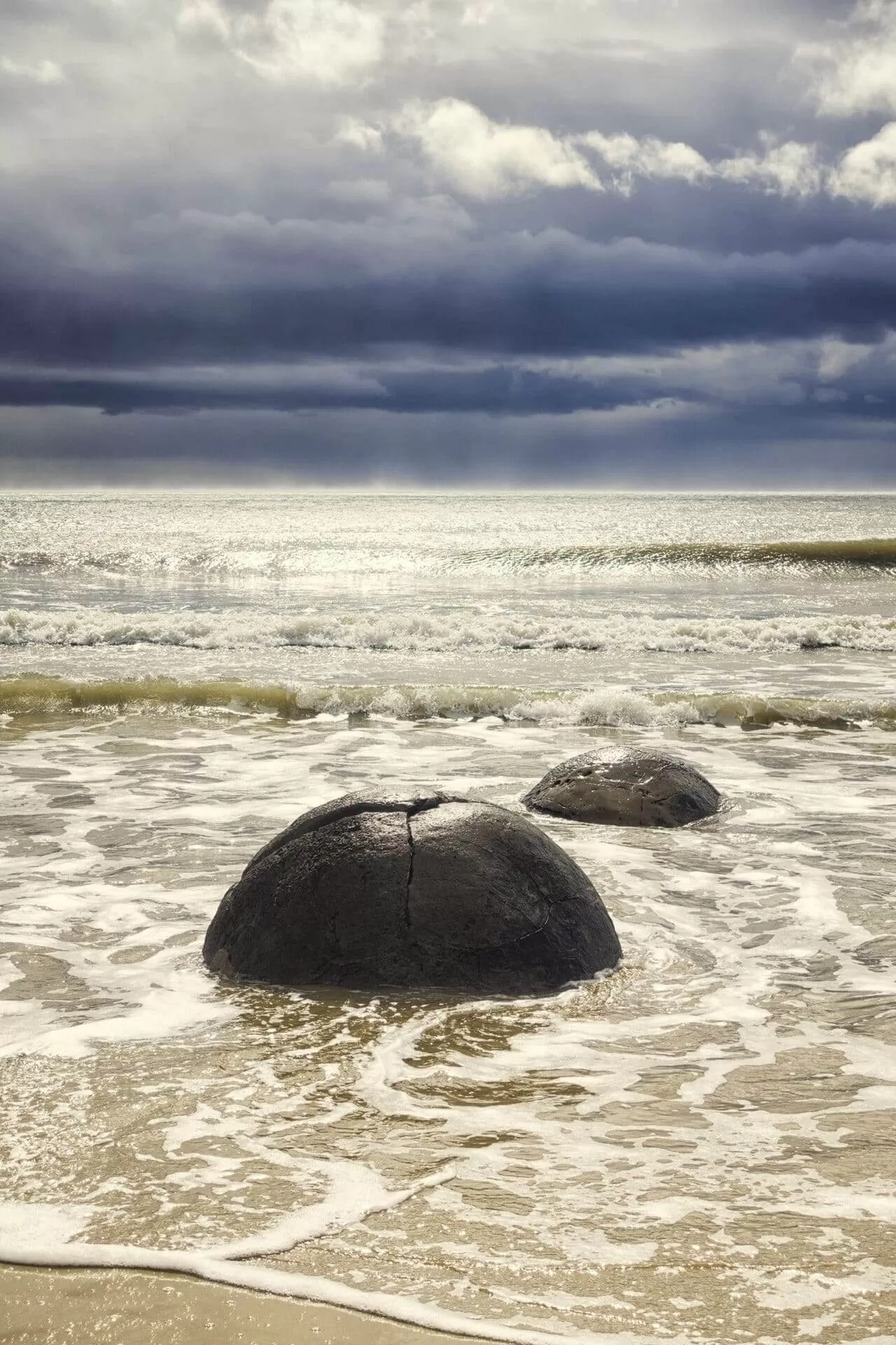 Stormy weather at Moeraki boulders beach